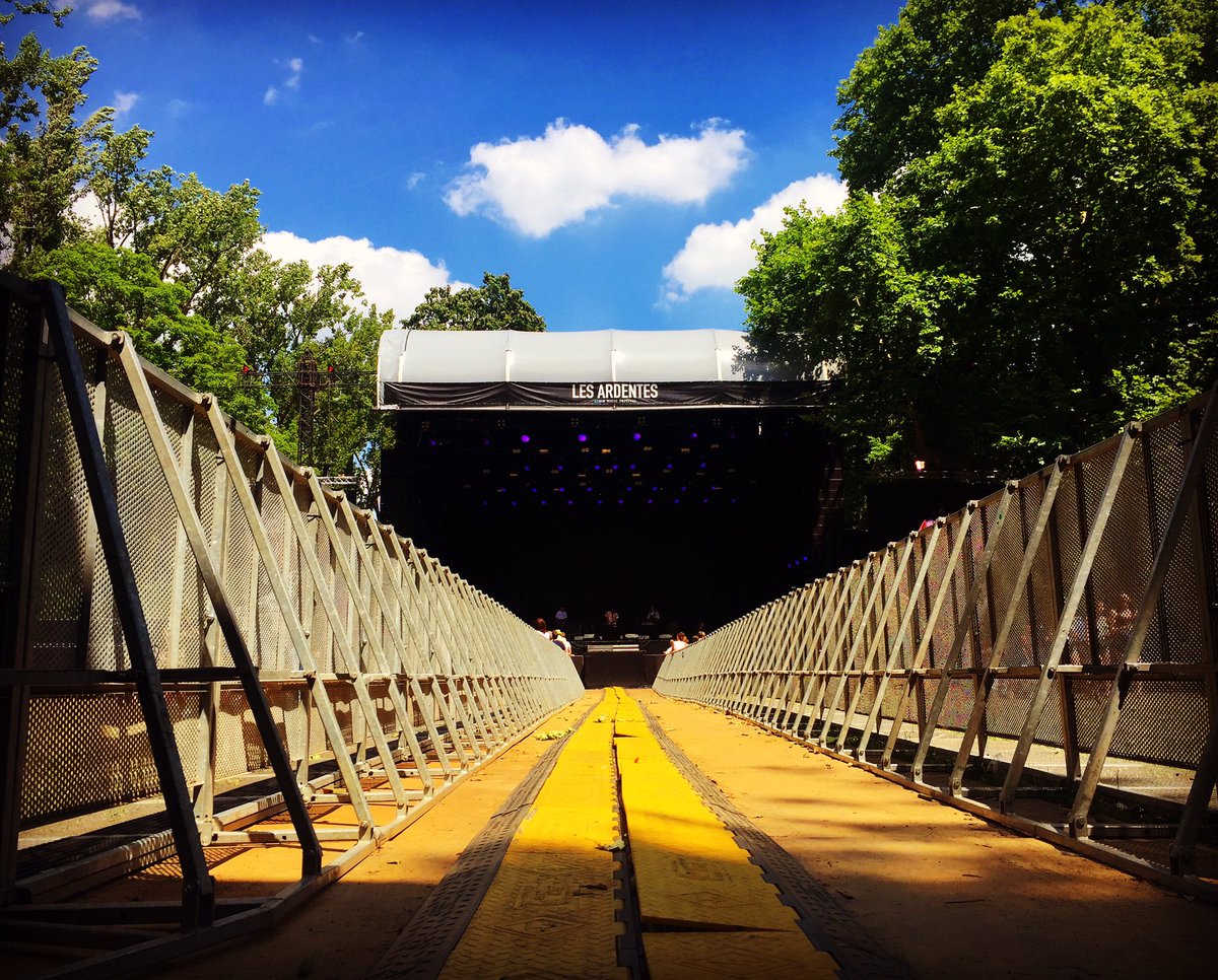 MrSakitumi's tweet photo. Follow the Yellow Brick Road πππππ€...to the stage! Thankutuyu LiΓ©ge π§πͺfrom the Loops Squad π #loopstour #mrsakitumionthemove #LesArdentes17 https://t.co/svPbuNDYng