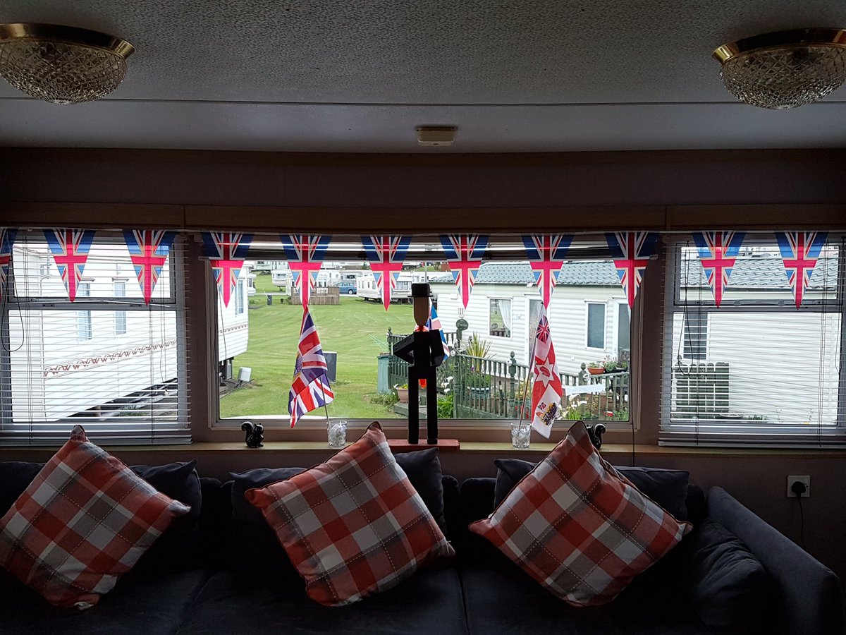 sbarrett_89's tweet photo. @Cookes609 caravan done for the twelth 🇬🇧 https://t.co/2GEQycPHgV