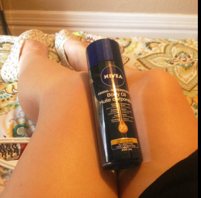 Sbeach94's tweet photo. My legs love Nivea's body oil 🤔 @niveacanada @InfluensterCA #q10bodyoil #contest #sorrynotsorry #gotitfree https://t.co/2mIppR98hT