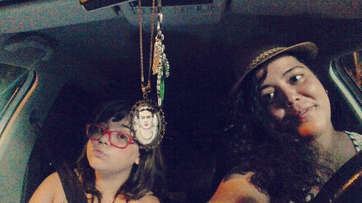 saray90s's tweet photo. :) ;) :* Imitacions de Mònica Naranjo que valen millonets de profiterols, nit de dives! Brillant en llum pròpia! @monicanaranjo https://t.co/gQZq2VLC76