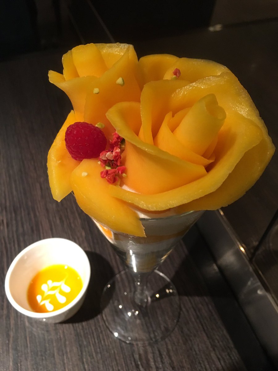 佐藤愛 スイーツ パンブロガー カフェコムサ 池袋 マンゴーローズブーケの パフェ 薔薇の花びらに見立てたマンゴーの果肉がとろけるように柔らかく 甘い その下のアイスはマンゴーではなく ほろ苦いキャラメルアイス マンゴーとパッション