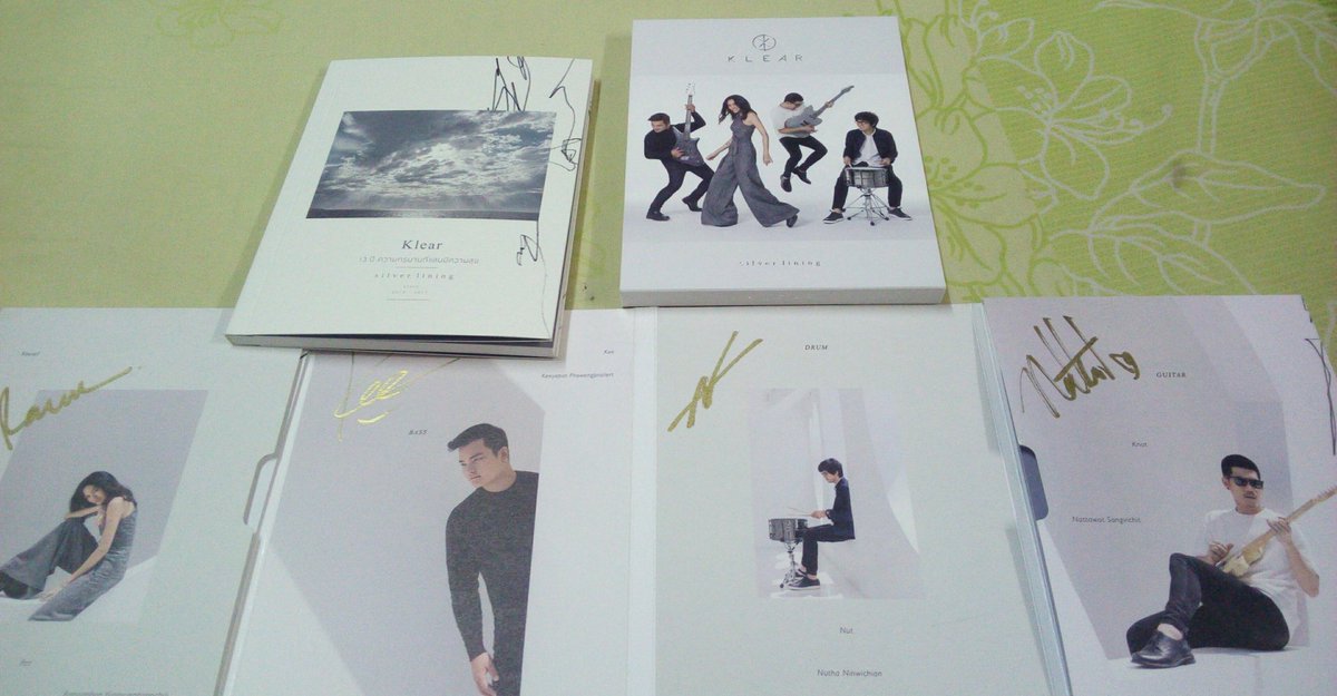 horse_hott's tweet photo. คือจำได้แค่ว่าอัลบั้มแรกปกเขาสวยมาก แต่2กับ3นี่ไม่เคยเห็นเลยเราวาร์ปมาชุดที่4 เลย😊😊😊 #KLEARBAND #4thAlbum #SilveLining https://t.co/zagpOXFiI5