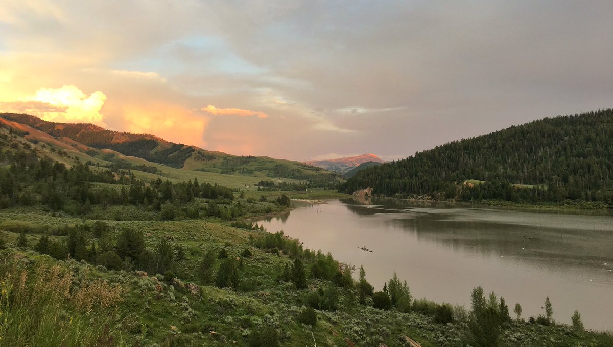 reddeserttv's tweet photo. Fire on the mountain, run boys, run. #reddesertcreative #wyoming https://t.co/Y8Q8rgg2Oy