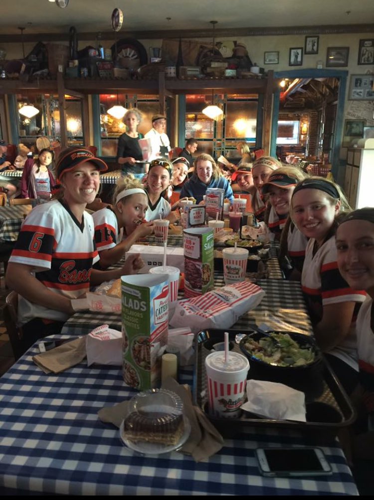 BanditsDorsey's tweet photo. Had to stop at Portillos after 3 big wins today😛✌🏻 https://t.co/IWFCeUebXG