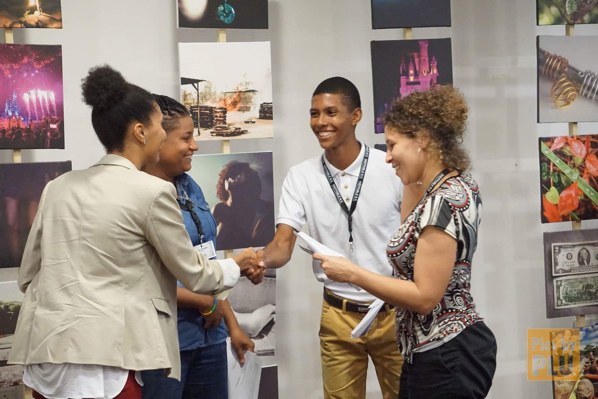 SocialMedia_SU's tweet photo. The official photos of the Social Media Day 2017 are online! Special thanks to @picsbyplu
#smcs2017
#SMDaySR
#Suriname
#Socialmedia https://t.co/nwClbKEuKp
