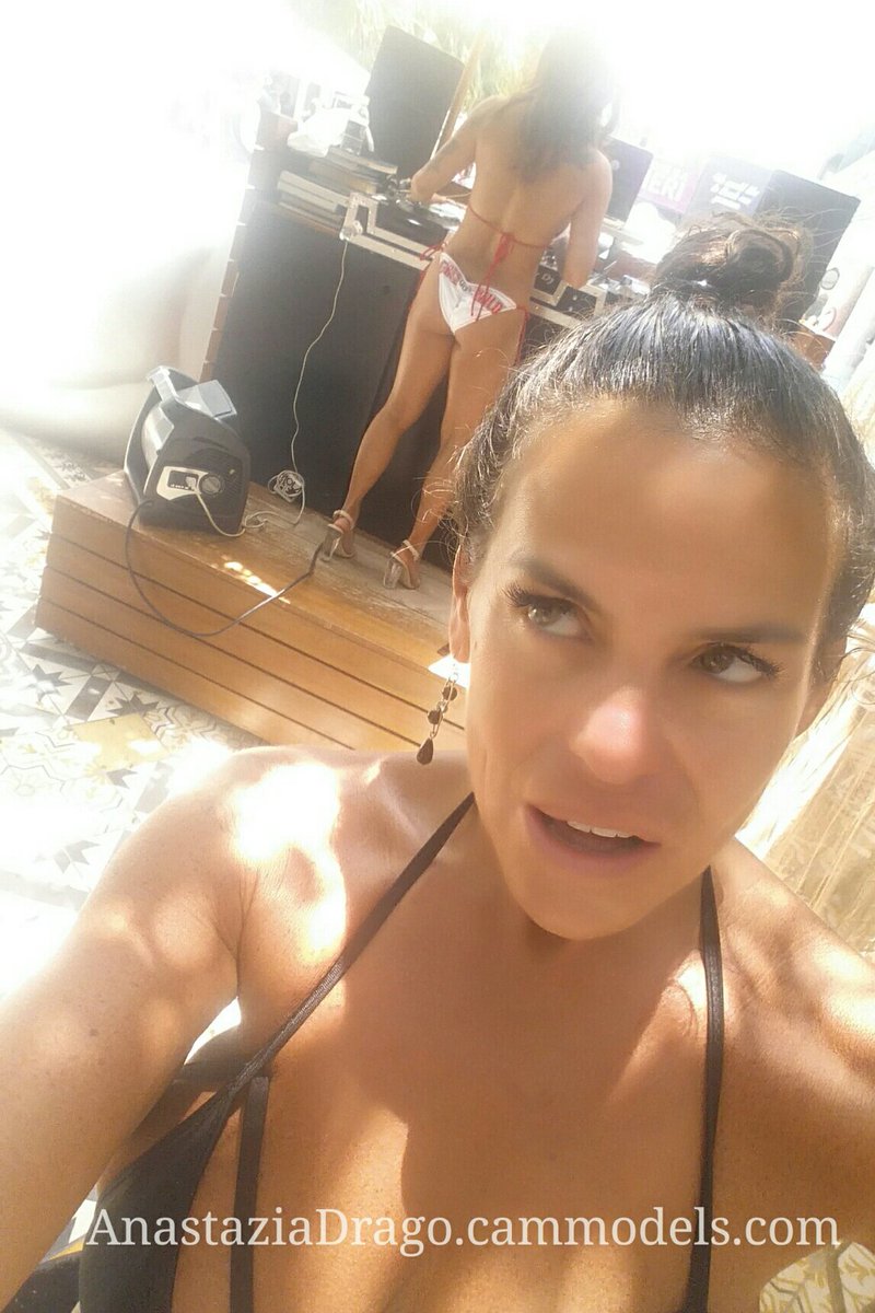 AnastaziaDrago's tweet photo. #camcon2017 #sexydj #mermaids #poolparty @SLSSouthBeach @CamConOfficial https://t.co/vHqVDcWw92