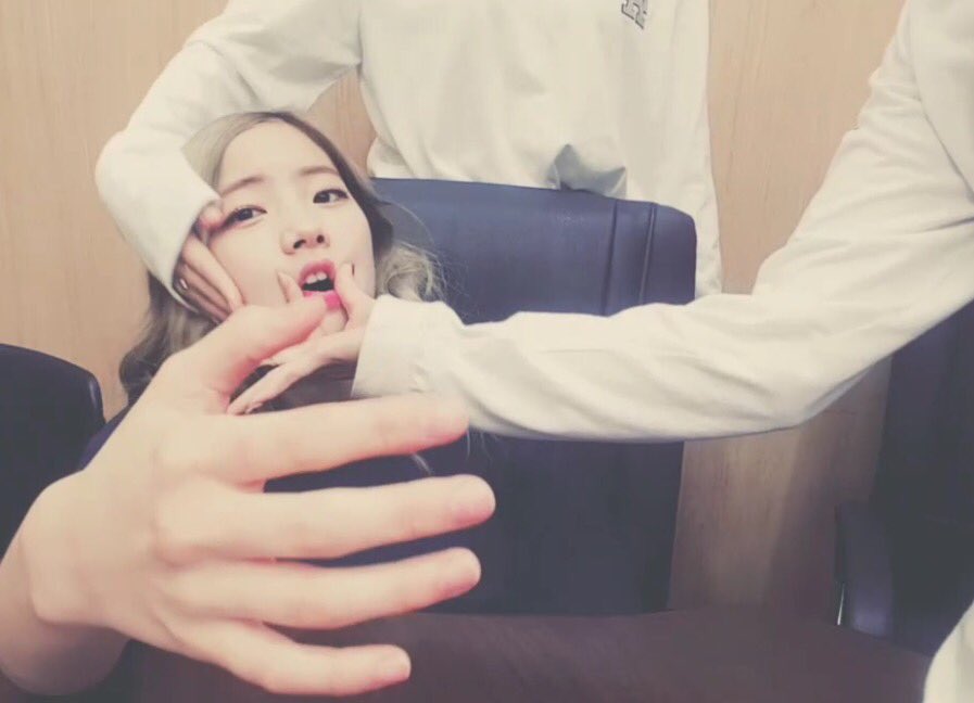 Ryu_kp37's tweet photo. ドゥブ いじられとるㅋㅋㅋㅋㅋ😂😂
元気で明るい キム・ダヒョン 🍭💕

#TWICE #김디현 https://t.co/JCKOZxiMdE