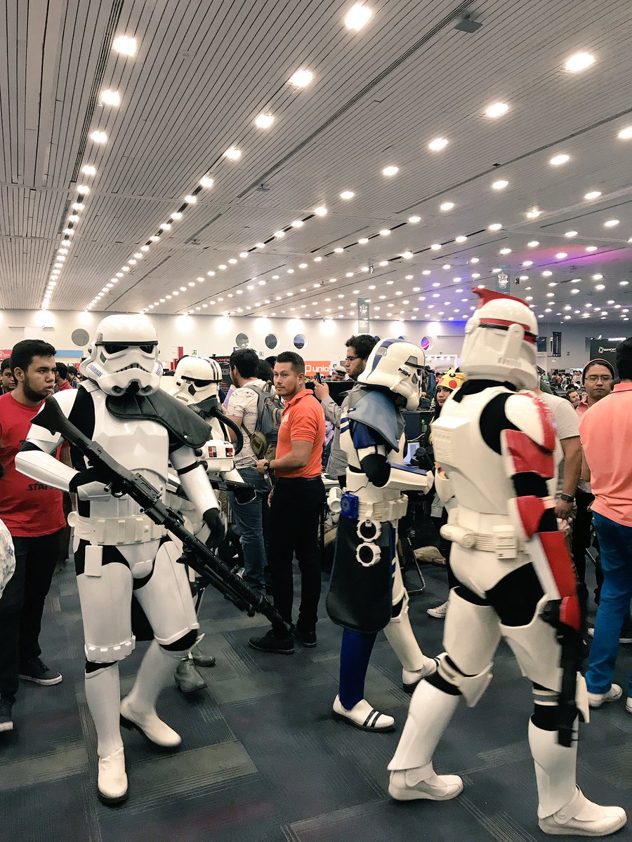 RicardoCotta's tweet photo. Los #stormtroopers llegaron a #CPMX8 Que la fuerza nos acompañe!! #Cpmx2017 #StarWars https://t.co/MqPeT0jeE4