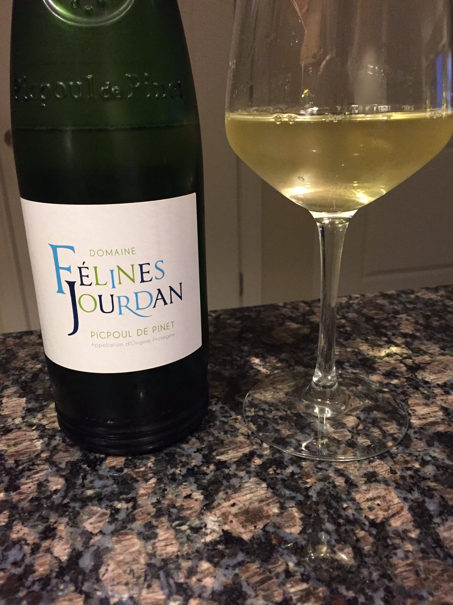 Friday nights with <a href="/felinesjourdan/">Jourdan Claude</a> Picpoul de Pinet #winelover #fridaynight