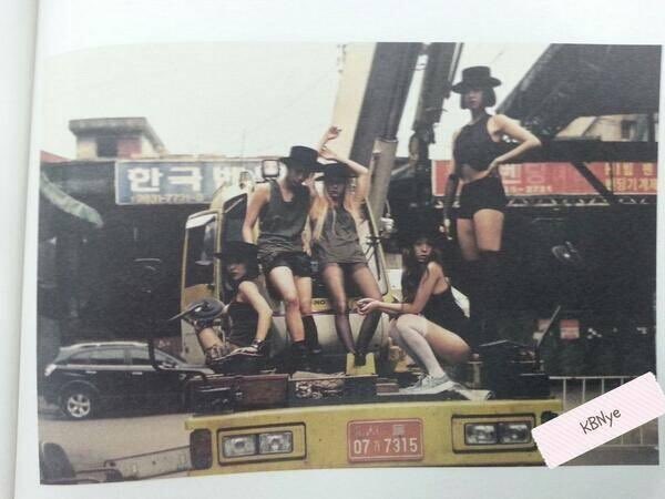 lunriv's tweet photo. f(x) are unbelievable🖤. #RedLight3years https://t.co/fb4BYbsgtd