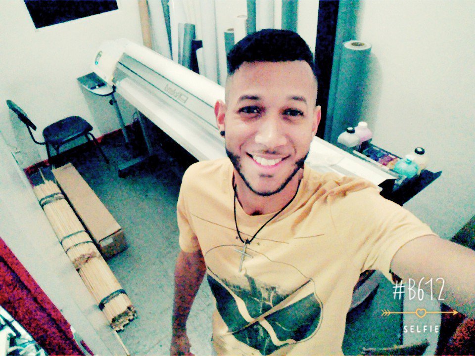 WalaceSharK's tweet photo. Até altas horas. Mas eu amo oq eu faço né #fastsign https://t.co/LQDabRiPVB