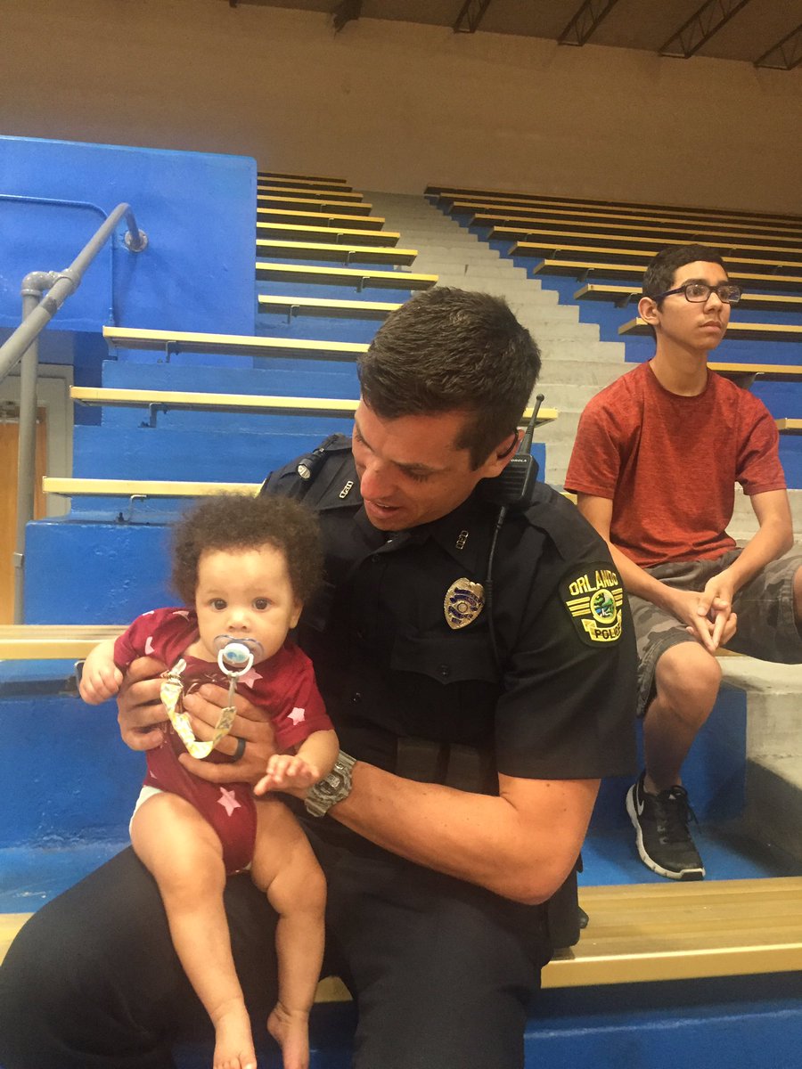 EdgarMalave4's tweet photo. #OrlandoPolice investing in the community they serve. Some played basketball while others helped with the little ones :-). https://t.co/tqueRgWR7f
