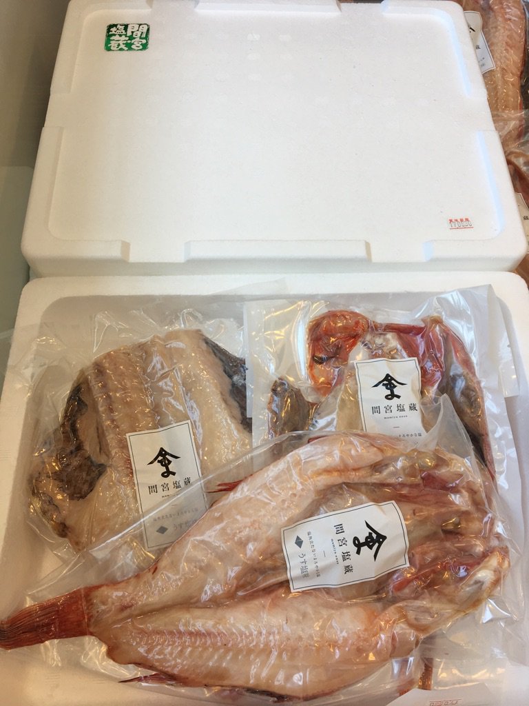 間宮商店 新発売 数量限定 紅セット 発砲箱詰め 税込２１６０円 ド ン と赤い魚 吉次開き干し 金目鯛開き干し 赤 魚開き干し ３種類詰合せにしてみました 皆様のご来店お待ちしております 数量限定 干物 仲卸