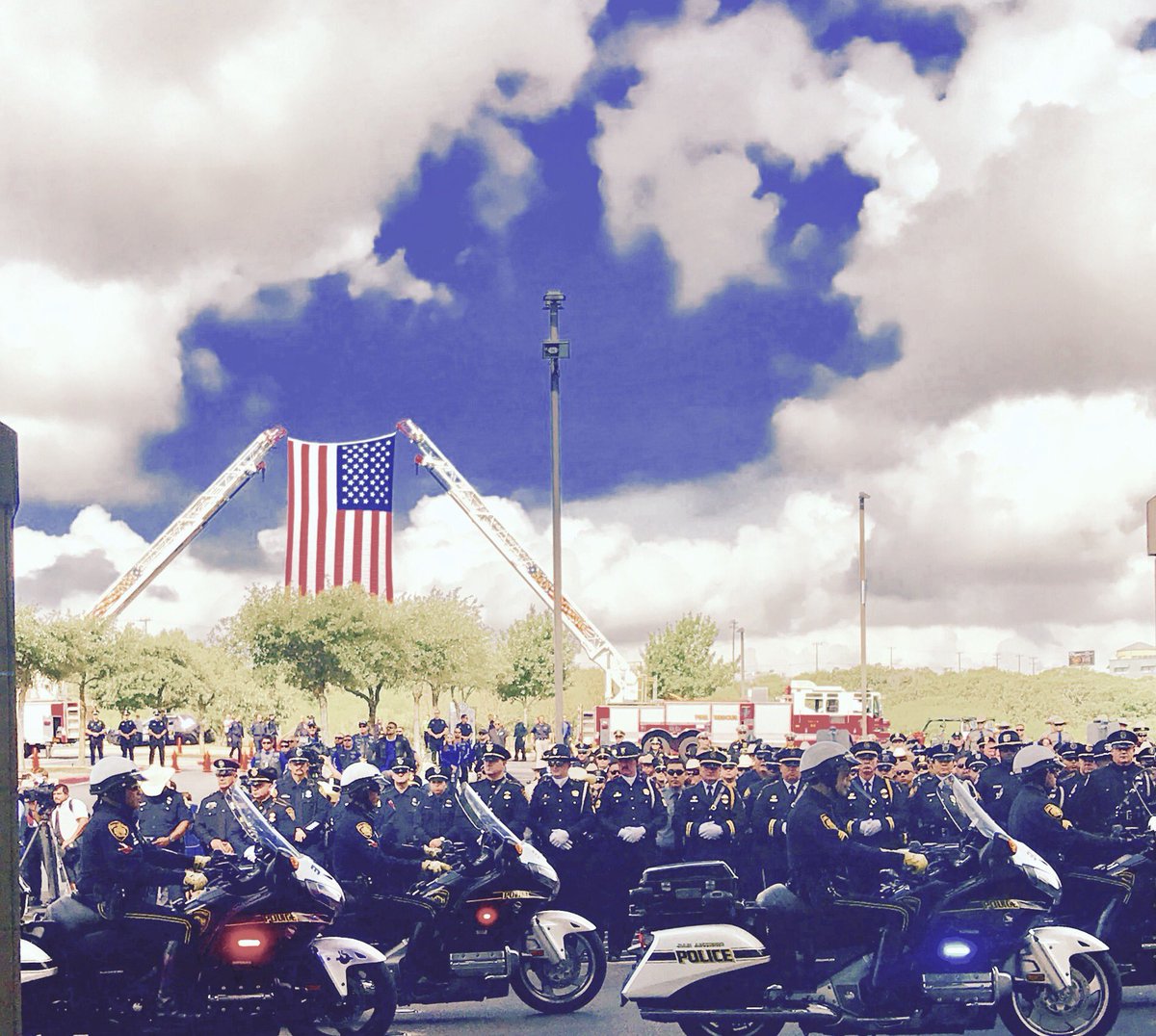 Supporting our Heroes...
Rest In Peace Officer Moreno <a href="/COSAGOV/">City of San Antonio</a> #BlueLivesMatter