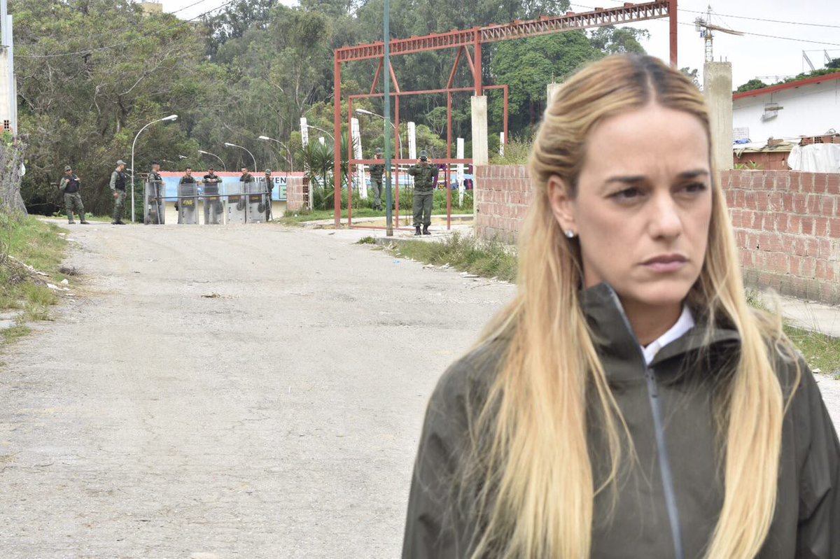 liliantintori's tweet photo. Hoy pude ver a Leopoldo, pero solo me lo permitieron durante 1 hora. Exijo que mañana pueda verlo junto con mis hijos @Defensoria_Vzla #DDHH https://t.co/Nm6b5Bmhbx