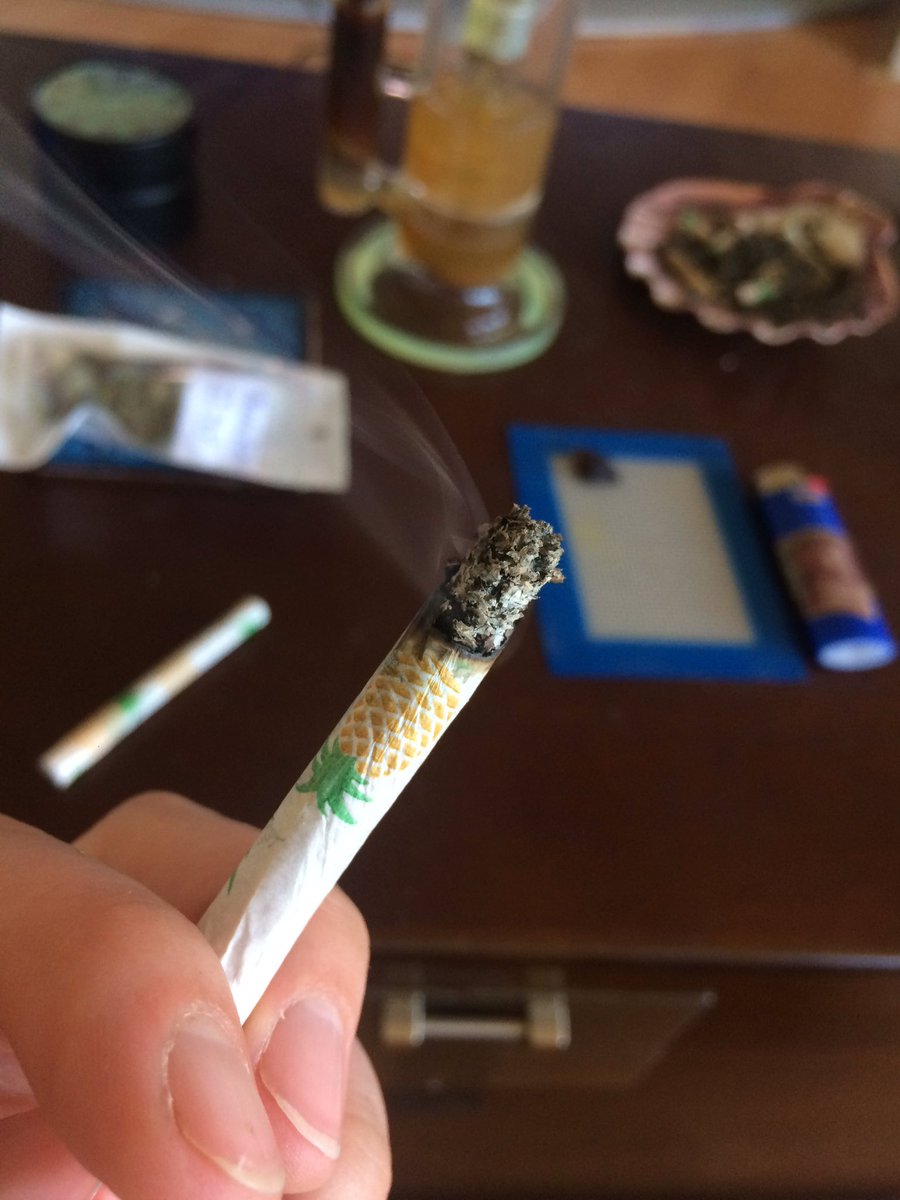 brokenbowls's tweet photo. TGIF 🎉🍁💨 #tgif #stonerlife #dabs #joints #bowls #getlifted #vanisle https://t.co/rBNJtFBPMa