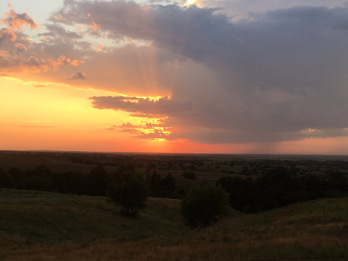 jessicawilcoxOK's tweet photo. The smell of sweetclover &amp; rain on the breeze, and a gorgeous sunset make tonight's walk pretty epic. #NWOkLife https://t.co/vXExP3N45M