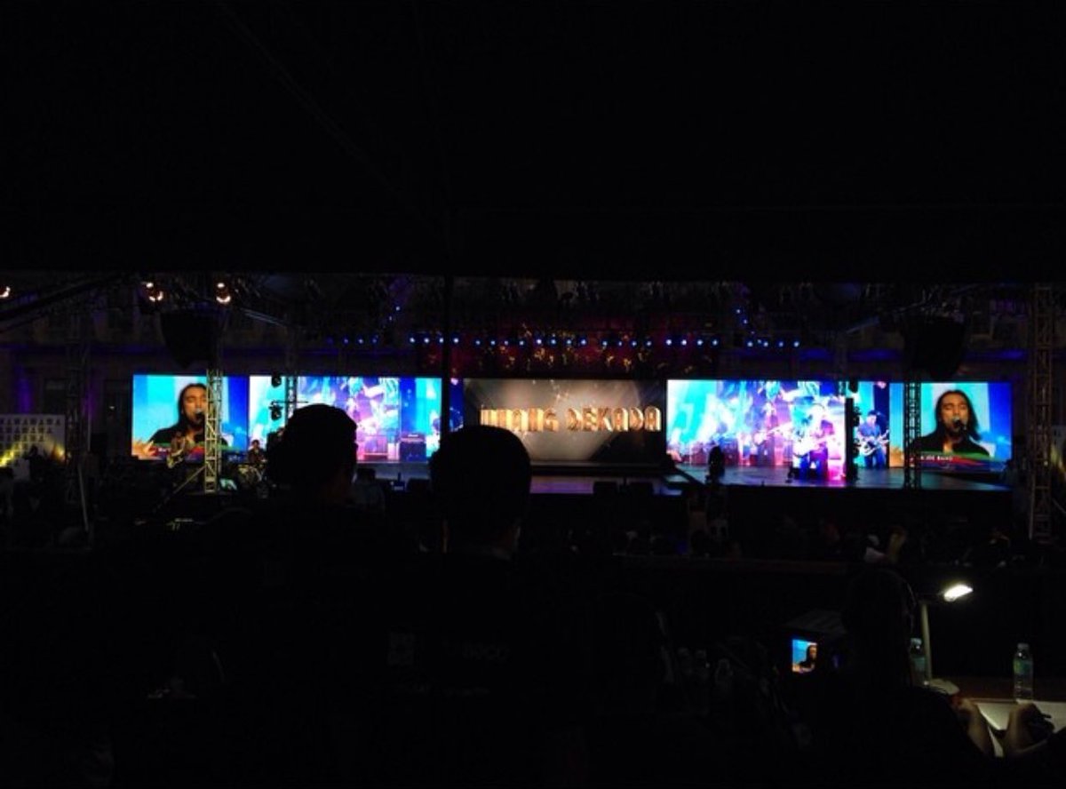 unvrslcnsprcy's tweet photo. #USTvUnangDekada: The pinakamahaba & high-tech stage Ive ever seen in UST. May pa-hydraulics and pa-ikot-ikot-lang kami. 😂 #BuhatBangko https://t.co/A7mKnPSmFV
