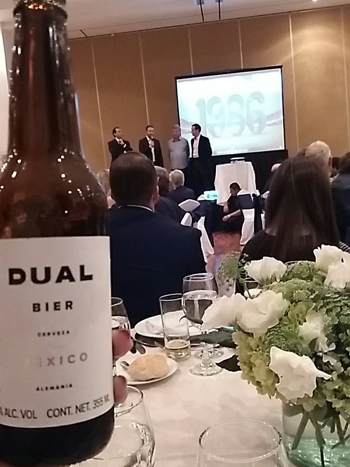 lauraenriquezr's tweet photo. Presente la #CervezaDual de @CervecerosdeMex en la cena de gala @AlazrakiSports previa al partido #LasRevanchas #México vs #Alemania https://t.co/Yg85uUpTeX