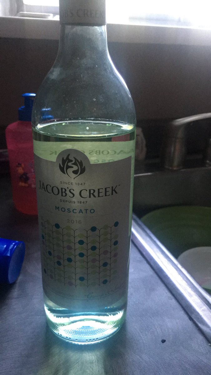 AlixMarsh96's tweet photo. Mommas so clutch 😍 picked me up a bottle of wine https://t.co/eQsKv2H6jV