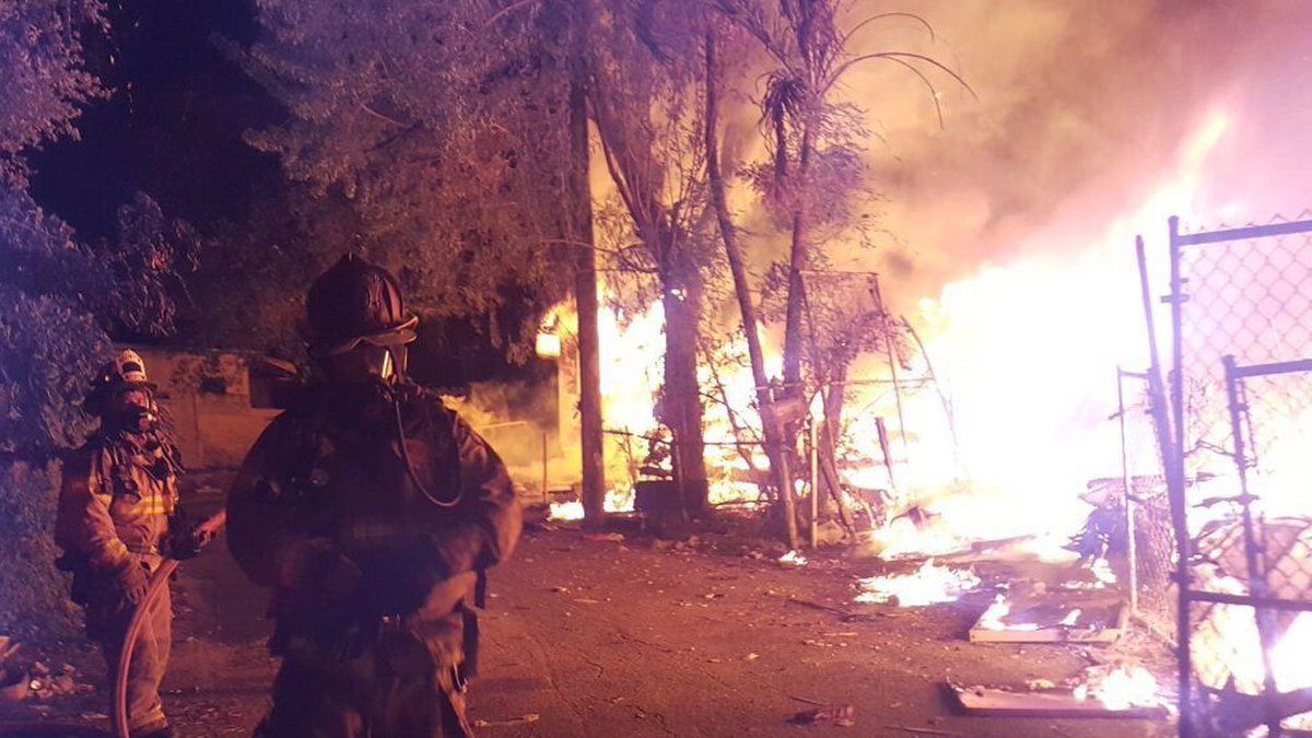 Firefighters extinguish dangerous fire near gas station bit.ly/2sXteCc https://t.co/N7CqKaGLgP