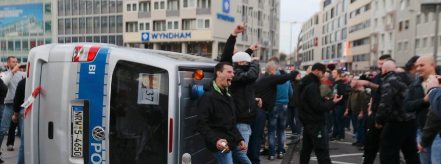 Gegen_die_AfD's tweet image. De hat #Rostocklichtenhagen,#Möllen und #Solingen auch nicht vergessen #AfD #NoAfD und wird den Nazimob in #Köln nicht vergessen #Hogesa