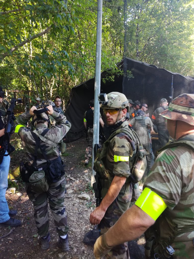 campuslorraine's tweet photo. #DMZ5 le QG Sud est en briefing. Nous sommes sur place, les premiers partent dans les bois https://t.co/D4r4aufChX
