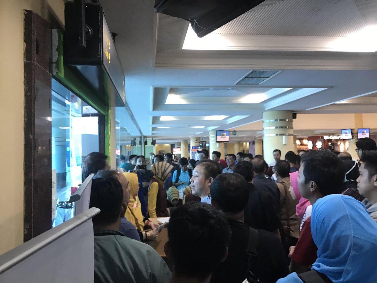 teddyAG2018's tweet photo. Kacau flight garuda PLM - CGK, semoga cepet terselesaikan @IndonesiaGaruda https://t.co/IrWPrdzKC3