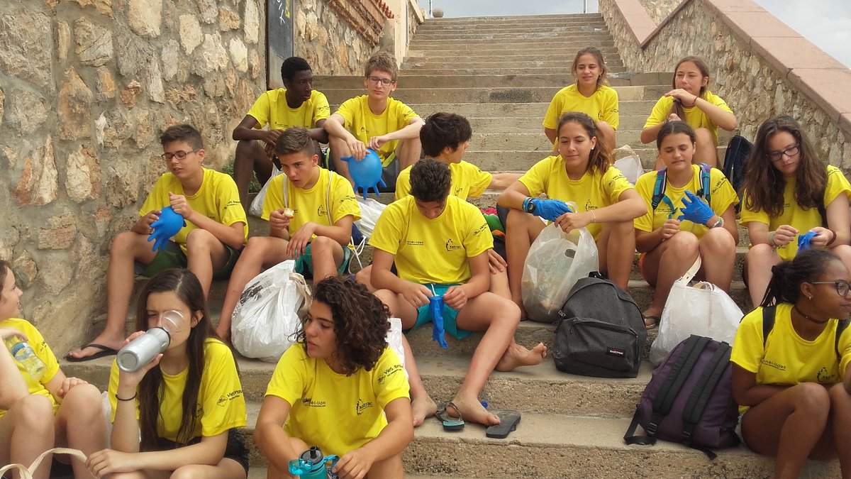 anellides's tweet photo. Esmorzant i fent una pausa de la recollida de brossa per les platges de #Sitges Estem a tope #CTViesBraves #CTSitges https://t.co/buGHL0hZfg