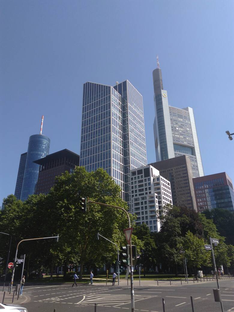 volandoymas's tweet photo. Rascacielos de #frankfurt #viajar #alemania https://t.co/34Zy3X2xym