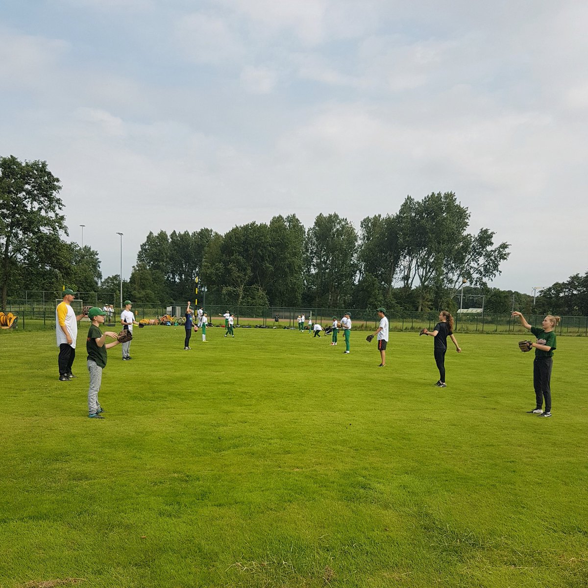 Rooswijk's tweet photo. We zijn begonnen met onze jaarlijkse jeugdclinicdag! #toekomst #talentendag #zon #havingfun #trots #ijmond https://t.co/iZhjkcA00C