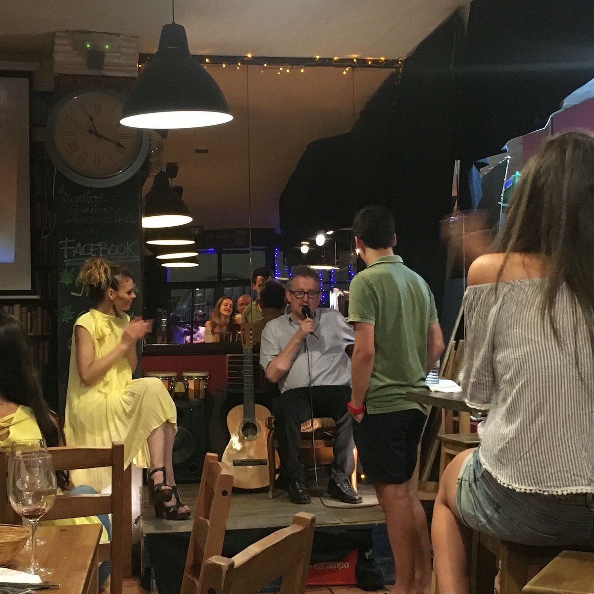 Veladaliteraria's tweet photo. @marsal_llimona pregunta al profesor Morros si es posible padecer una crisis a los 20. ¿Qué opináis? #lasedadescríticas #nochesliterarias https://t.co/wwNDxA2t0F