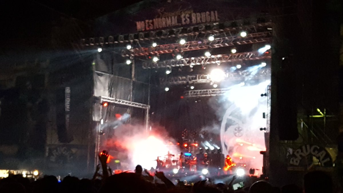 ApaticoPerdido's tweet photo. Sonó horrible #TheProdigy. Genial #NadaSurf . Conciertazo de @Residente que supo a poco. Grandes recuerdos @amparanoiaofi.
#WeekendBeach2017 https://t.co/og9qNZKYrS