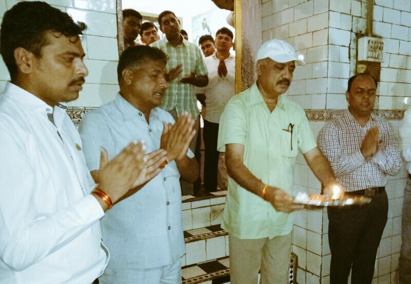 डग - झालावाड
आनंदपाल एनकाउंटर मे घायल कंमाडो सोहनसिंह के स्वस्थ होने के लिए एसडीएम,  वृत डीएसपी व पुलिस जवानो ने भगवान शिव का अभिषेक किया