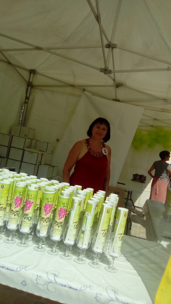 DomaeVincendeau's tweet photo. Tempo'vigne 2017 est ouvert. Au bout du monde à l'ombre du Château @Angers toute la journée. #patrimoine #culture #jaimelanjou https://t.co/r9Bj7EMGsL