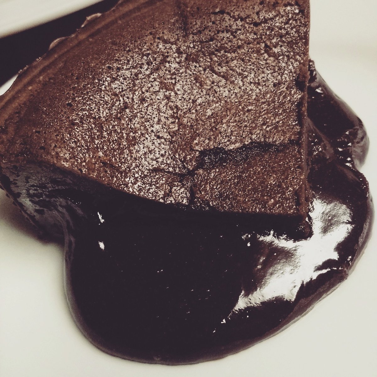 FrMadeBaking's tweet photo. Happy #WorldChocolateDay ! #lavacake #chocolate #glutenfree #yvr https://t.co/ie6H1bCc1o