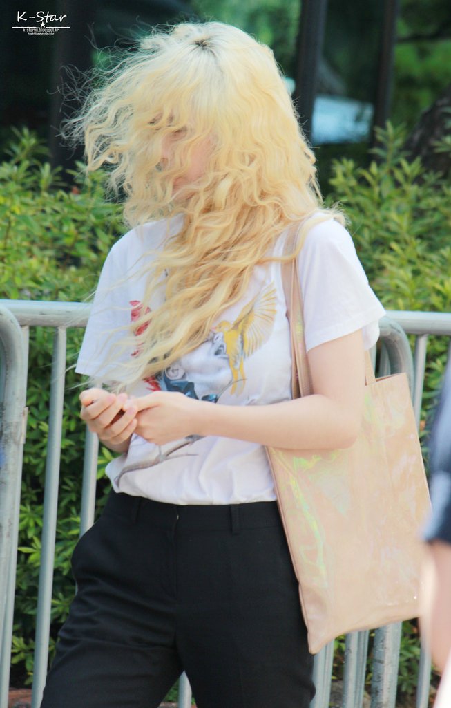 soojungforehead's tweet photo. Always remember Krystal's iconic blonde hair (ps:when the wind loves her hair too 😅) #RedLight3Years https://t.co/odJYuZGJND