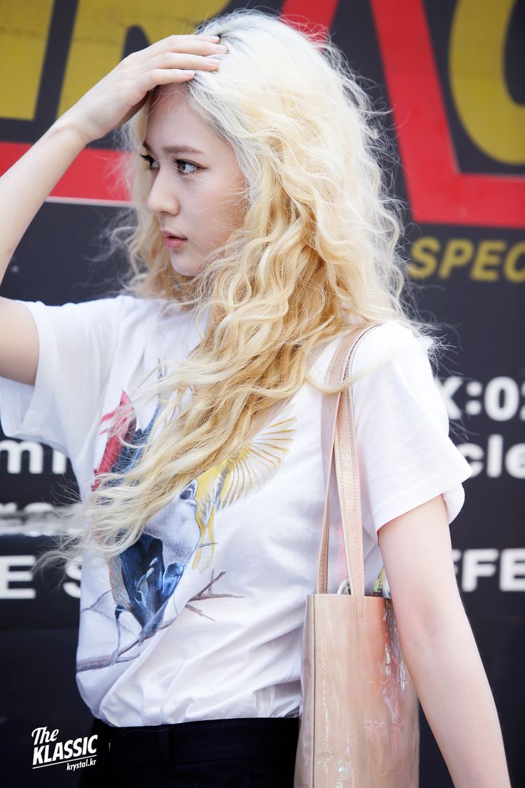soojungforehead's tweet photo. Always remember Krystal's iconic blonde hair (ps:when the wind loves her hair too 😅) #RedLight3Years https://t.co/odJYuZGJND