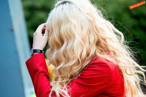 soojungforehead's tweet photo. Let's be honest that Krystal look so damn good in her iconic blonde hair and red outfit #RedLight3Years https://t.co/IFYrmGaHNH