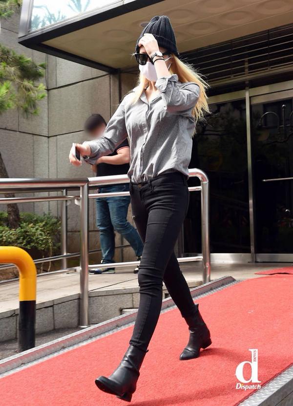 soojungforehead's tweet photo. Goes to Music Bank with ramenstal hairstyle,after recording back with straightstal hairstyle.Only Krystal Jung. #RedLight3Years https://t.co/yo7lyPFNmZ