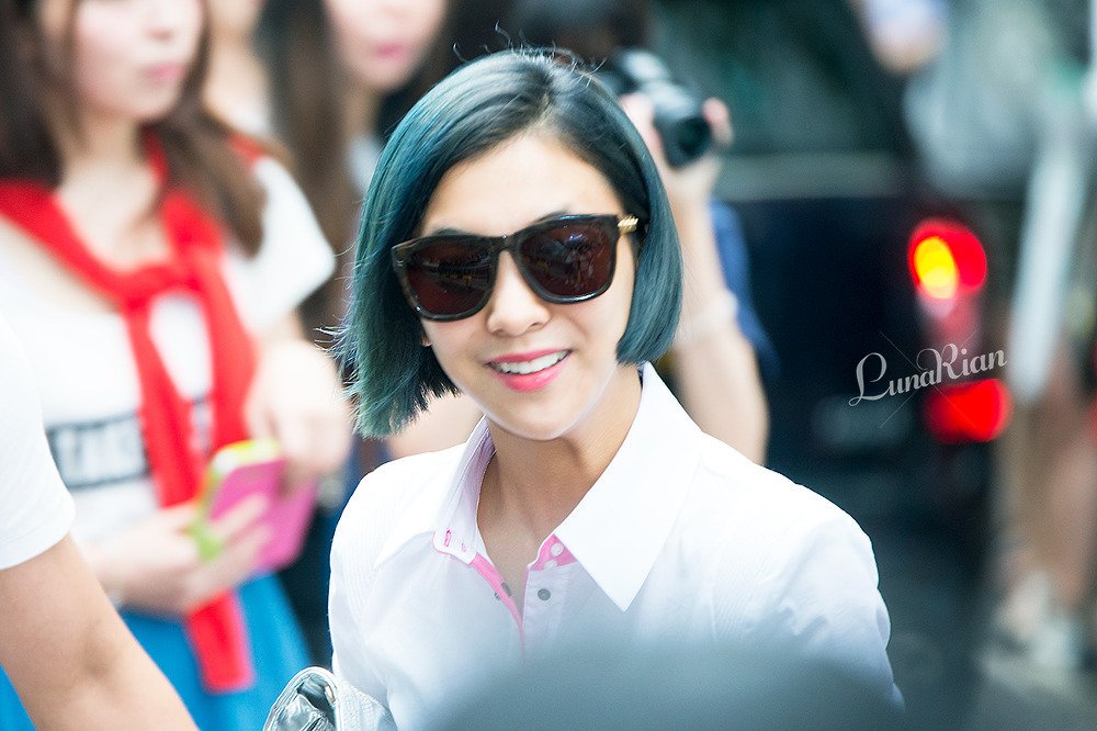 soojungforehead's tweet photo. Luna's iconic blue hair #RedLight3Years https://t.co/VTb9w759kf