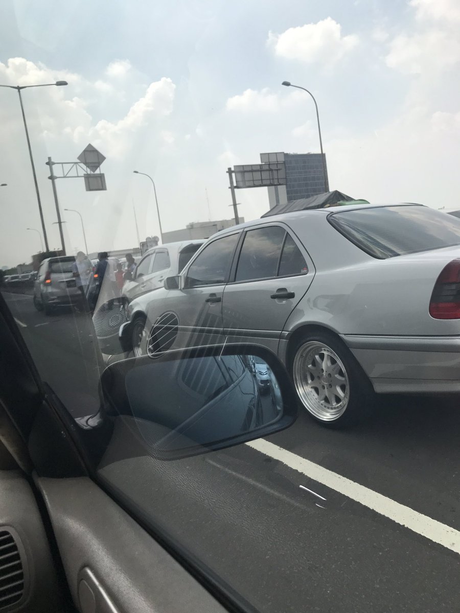 Tabrakan beruntun di km 4 tol wiyoto wiyono arah cempaka putih <a href="/TMCPoldaMetro/">TMC Polda Metro Jaya</a>