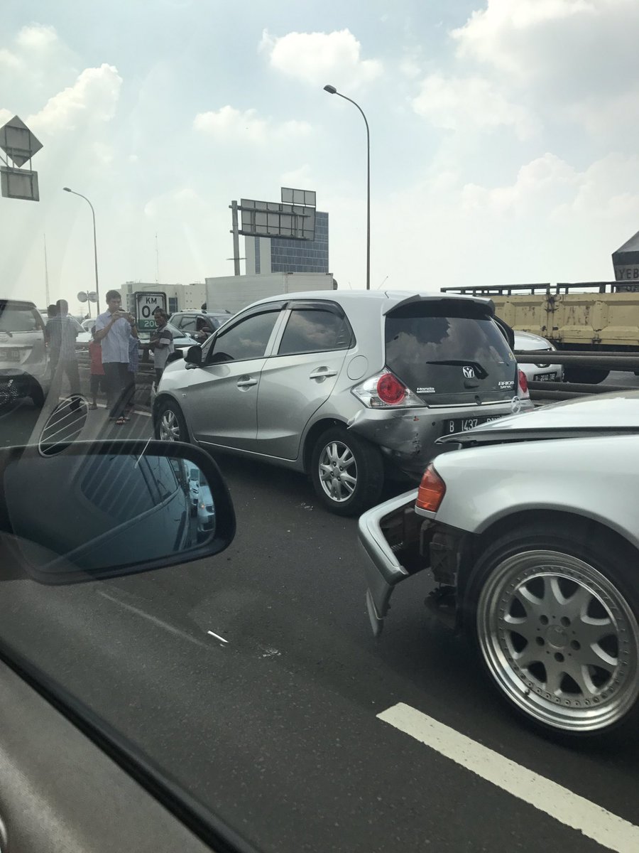 Terjadi tabrakan beruntun 3 mobil di tol wiyoto wiyono mengarah ke cempaka putih, belum ada penanganan petugas <a href="/RadioElshinta/">Radio Elshinta</a>