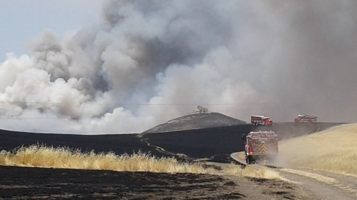 CALFIRE_TUU's tweet image. Firefighters assisted #HawkFire final off Hwy 155, north of Bakersfield Kern County per @kerncountyfire is now 100% contained at 2,940 acres