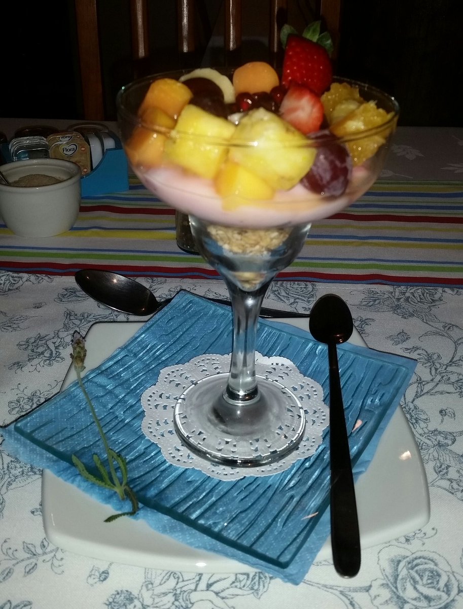 LouisCook45's tweet photo. Fresh fruit #WhalePhinGH #Mosselbay warm #Winter morning. @stayinmosselbay @NationalAccomSA #MBayAccom @GetawayMagazine #NaaGardenRoute https://t.co/cE6U4AkPWv