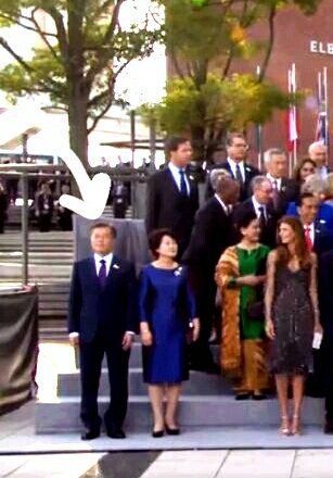 ㅋㅋㅋ...,선전 선동용 기획사진이 역씨 먼저다.. 대한민국과 국민의 자존심을 퍵게 칠려면 혼자 동떨어저 그럴려면 뭐하려 혈세 펑펑쓰며 갓당가.? 이 기념사진 어따 쓸러구.? 
촛뿔동무들에게 확인시킬 일 있냐...