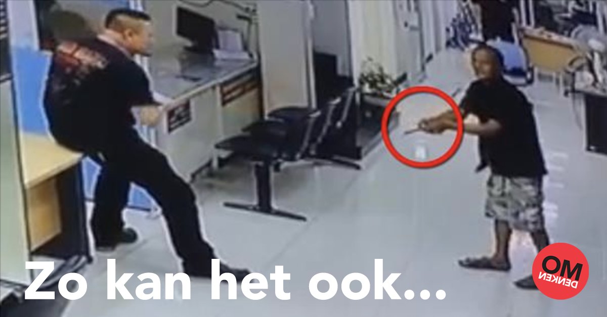 Omdenken's tweet photo. Deze Thaise politieagent weet op bewonderenswaardige wijze een bedreigende situatie te deëscaleren. Zo kan het ook: https://t.co/mXvzSrVJk7 https://t.co/uHZ5PCcbbl
