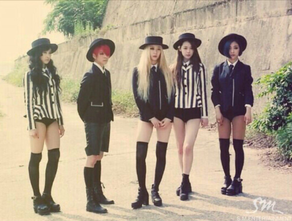 tinyhakyeon's tweet photo. wow I can't believe it's #RedLight3Years ❤ ot5 ❤️

(I had to scroll through 3 years of pictures on my camera roll to find these haha) https://t.co/U0i1T8iwCK