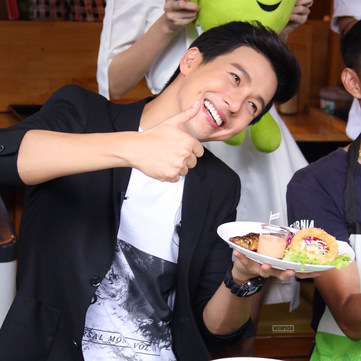 WithPushDJ's tweet photo. มื้อนี้ฟิน วันนี้ฟรี ที่เชียงใหม่ กับ #aislive360 เมื่อวานจ้าววววว😁 #push_dj #withpush https://t.co/fAXzLH3osp