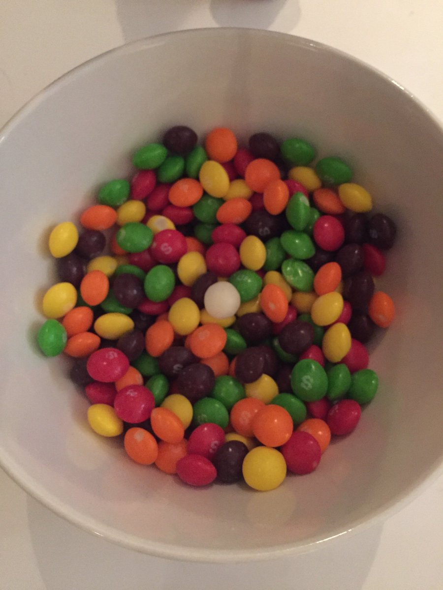 sdazoulay's tweet photo. @Skittles we got a white skittle. What is our prize ?!!! https://t.co/s2vEy9ToQq